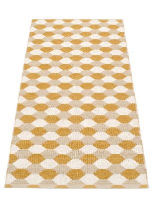Dana Kunststoffteppich von Pappelina, 70x160 cm, in Ocker mit geometrischem Rautenmuster.